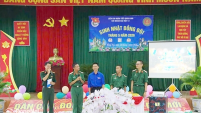 Le major-général Nguyen Khac Huy inspecte et évalue la qualité des officiers après leur formation à Dong Nai.