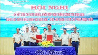 Garda de Coastă însoțește pescarii din comuna Phan Ngoc Hien.