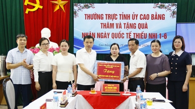 Phó Bí thư Thường trực Tỉnh ủy, Trưởng Đoàn ĐBQH tỉnh Bế Thanh Tịnh tặng quà Tết thiếu nhi tại Cơ sở giáo dục trẻ khuyết tật  - Báo Cao Bằng điện tử