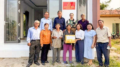 Hội Nông dân xã Vạn Ninh trao nhà cho hội viên khó khăn