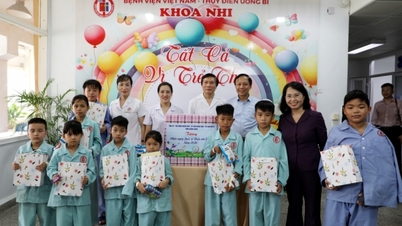 Timbalan Setiausaha Jawatankuasa Parti Wilayah, Trinh Thi Minh Thanh melawat dan menyampaikan hadiah kepada pesakit kanak-kanak di Hospital Uong Bi Vietnam-Sweden.