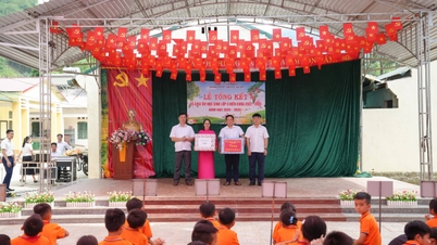 La delegazione provinciale ha visitato la comune di Nam Quang e ha portato dei doni in occasione della Giornata dei bambini.