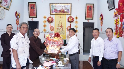Lãnh đạo xã Vạn Ninh thăm, chúc mừng các cơ sở Phật giáo