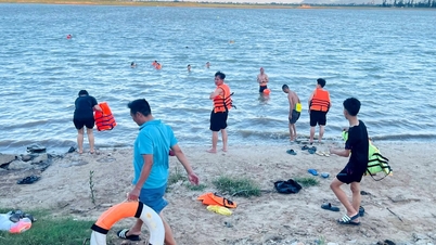 Con il caldo che raggiunge il suo apice, la gente si riversa sul fiume Lam per trovare refrigerio.