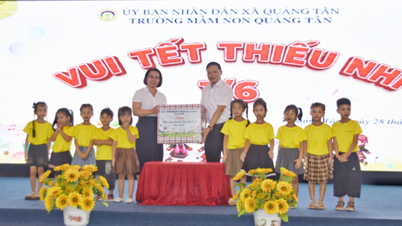 In occasione del 1° giugno, il vicepresidente del Consiglio popolare provinciale, Nghiem Xuan Cuong, ha distribuito doni ai bambini del comune di Quang Tan.