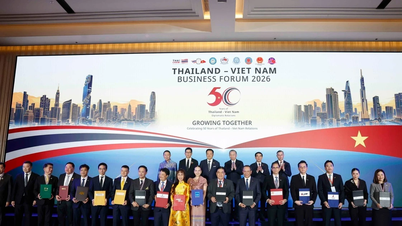 Generální tajemník a prezident To Lam se účastní Vietnamsko-thajského obchodního fóra.