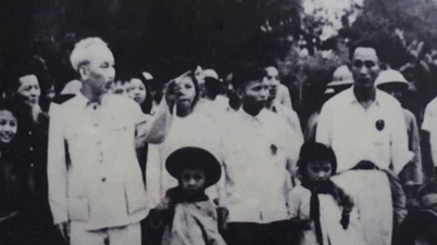 Het beeld van president Ho Chi Minh door de liederen van muzikanten uit de provincie Nghe An.