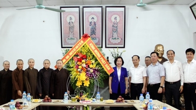 The Chairman of the Vietnam Fatherland Front Committee of Hanoi City visited and congratulated the Buddhist Nuns' Branch on the occasion of the Buddha's Birthday Celebration.