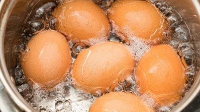 삶은 달걀에 이것을 한 스푼 넣으면 껍질이 훨씬 쉽게 벗겨지고 맛도 훨씬 좋아집니다.