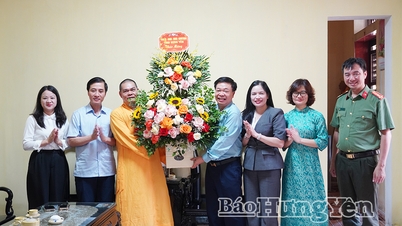 Đồng chí Chủ nhiệm Ủy ban Kiểm tra Tỉnh ủy thăm, chúc mừng các chức sắc Phật giáo tại chùa Sùng Nghiêm
