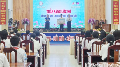 Απονομή της υποτροφίας "Lighting Up Dreams" στην Nguyen Hao Thien.