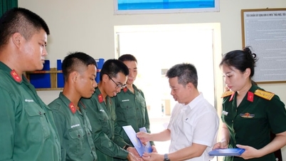 Dong Da Ward mengunjungi dan memberikan semangat kepada para rekrutan baru di unit pelatihan.