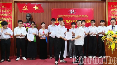 Diciannove studenti del collegio etnico di Hoa Binh sono stati ammessi al Partito.