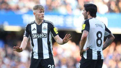 Manchester United lỡ kế hoạch chiêu mộ Lewis Hall vì thương vụ bất ngờ của Barcelona