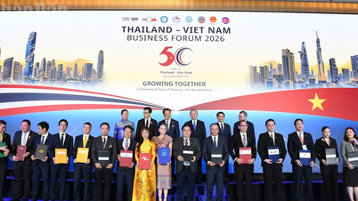 [Photo] Le secrétaire général et président To Lam et le Premier ministre thaïlandais Anutin Charnvirakul assistent au Forum d'affaires Vietnam-Thaïlande