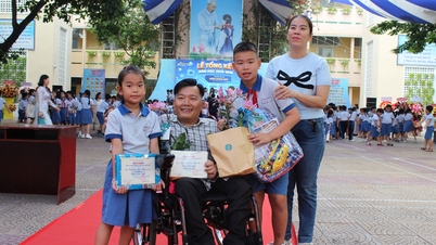 នៅថ្ងៃចុងក្រោយនៃឆ្នាំសិក្សា មានរឿងរ៉ាវដ៏រំជួលចិត្តមួយបានកើតឡើងនៅក្នុងទីធ្លាសាលា។
