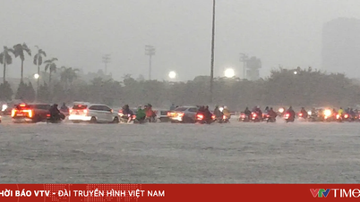 W Hanoi zdarzają się lokalne burze, które powodują powodzie na wielu ulicach.