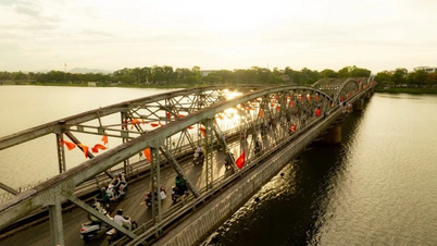 Hue temporarily suspends nighttime traffic on Truong Tien Bridge for 5 months.