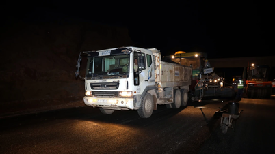Travailler sous un soleil de plomb et toute la nuit sur le chantier de construction de l'autoroute à la frontière entre Huu Nghi et Chi Lang.