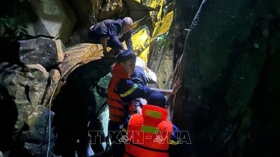 Una studentessa del decimo anno è morta dopo essere caduta in un burrone mentre giocava vicino a una cascata.