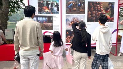 Celebrazione dei valori familiari nella "Casa Comune" dei gruppi etnici vietnamiti.