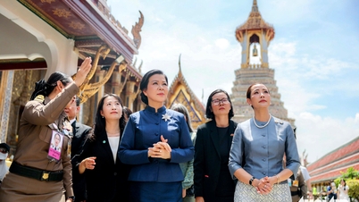 นางงอ ฟอง ลี สวมชุดไทยโบราณ เยี่ยมชมพิพิธภัณฑ์แห่งหนึ่งในกรุงเทพฯ
