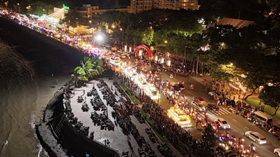 Migliaia di persone si sono riversate nelle strade per assistere alla sfilata di carri allegorici in occasione del compleanno di Buddha.
