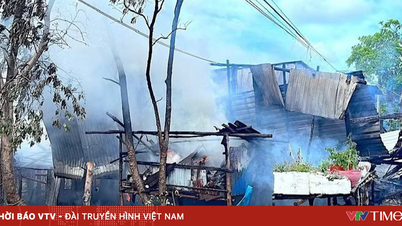 As autoridades coordenaram esforços para extinguir um incêndio que atingiu três casas e impedir que se alastrasse.