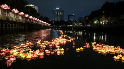 Durante le celebrazioni per il compleanno del Buddha, il fiume Nhieu Loc è illuminato di notte da lanterne.