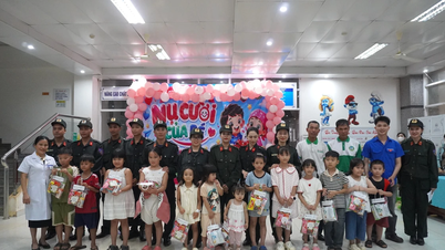 Sono stati donati 320 pacchi regalo ai pazienti in cura presso l'ospedale pediatrico provinciale di Gia Lai.