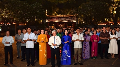 Đoàn đại biểu dự Hội nghị HĐND toàn quốc trải nghiệm không gian “Đêm Văn Miếu” và chương trình “Tinh hoa Đạo học”