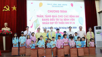 Il segretario del Partito Quan Minh Cuong visita l'ospedale di ostetricia e pediatria di Quang Ninh e offre dei doni ai piccoli pazienti.