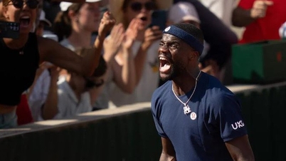 Dopo che gli è stata rubata la racchetta mentre festeggiava la vittoria al Roland Garros, il tennista americano si è rivolto ai social media per chiedere aiuto.