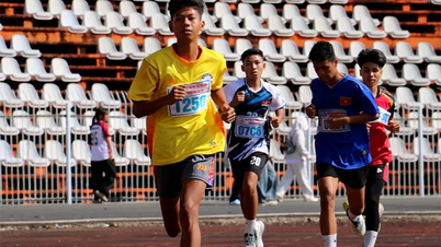 ទីលាន​អត្តពលកម្ម​សាលា​កំពុង​អ៊ូអរ​ដោយ​ភាព​រំភើប។