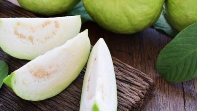 Consigli su come mangiare la frutta per proteggere la pelle dal sole estivo.