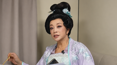 L'attrice Liu Xiaqing reagisce al presentatore.
