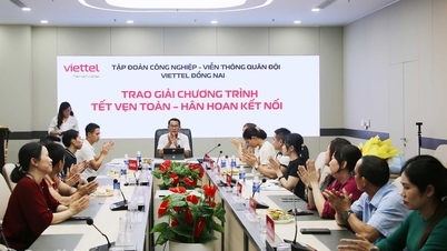 Viettel Dong Nai mengadakan upacara penghargaan bagi pelanggan yang memenangkan hadiah dalam program "Tet Lengkap - Koneksi Penuh Sukacita".