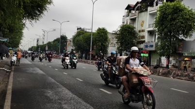 Bầu trời TPHCM sáng mà như chiều, mưa liệu có kéo dài cả ngày?