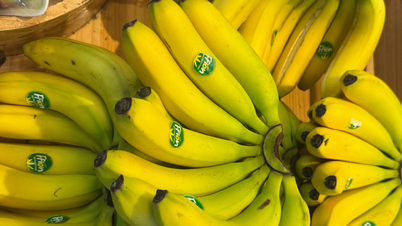 What are the benefits of eating a banana a day during peak hot weather?