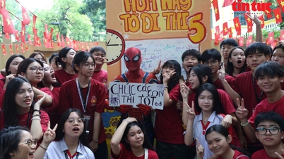 Il colore rosso ha dato una spinta al morale degli studenti davanti ai cancelli della scuola durante l'esame di ammissione al decimo anno.