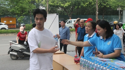Thi vào lớp 10 ở Hà Nội: Hội viên Phụ nữ ân cần tiếp sức cho thí sinh giữa tiết trời oi bức