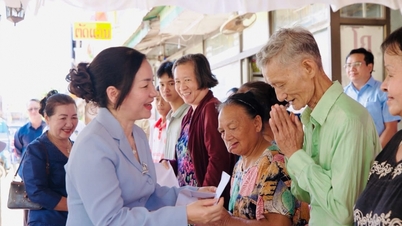 Cento regali sono stati distribuiti a cittadini vietnamiti residenti all'estero e a persone in difficoltà nella provincia di Champasak (Laos).