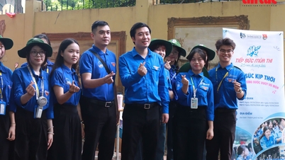 7,300 sukarelawan bersedia untuk menyokong pelajar semasa musim peperiksaan kemasukan darjah 10 di Hanoi.