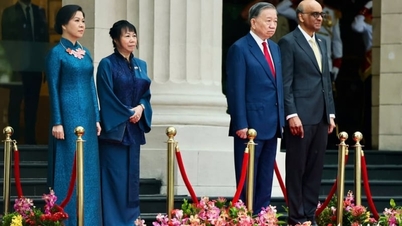 Cerimônia de boas-vindas ao Secretário-Geral e Presidente To Lam e sua esposa em sua visita à República de Singapura.