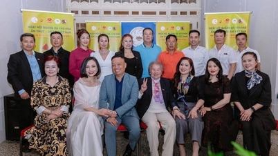 សម្ពោធកម្មវិធី "បរិច្ចាគអាវផាយ - ថែរក្សាសម្រស់វៀតណាម" នៅសាធារណរដ្ឋឆែក។