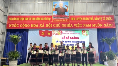 โรงเรียนมัธยมในพื้นที่ภูเขามอบต้นกล้าโสมหง็อกหลิงให้แก่นักเรียนที่เรียนดีเด่น