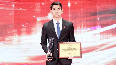 Khuất Văn Khang vinh dự được nhận giải thưởng Viettel’s Stars