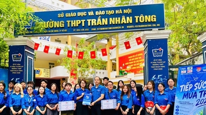 Hàng nghìn "áo xanh" đồng hành cùng sĩ tử vượt vũ môn