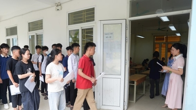 Immagini di studenti che si iscrivono all'esame di ammissione alla decima classe ad Hanoi.