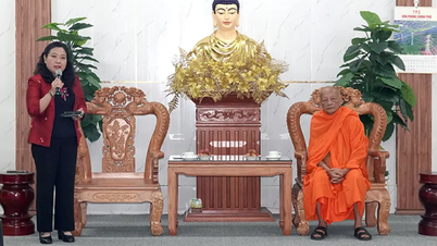 I leader della città di Can Tho porgono le loro congratulazioni per la celebrazione del compleanno del Buddha.